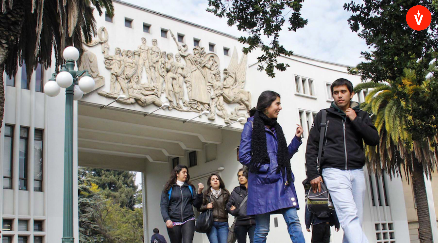 Fachada de la Universidad de Concepción con alumnos saliendo de la puerta, y logo de EVoting en la esquina