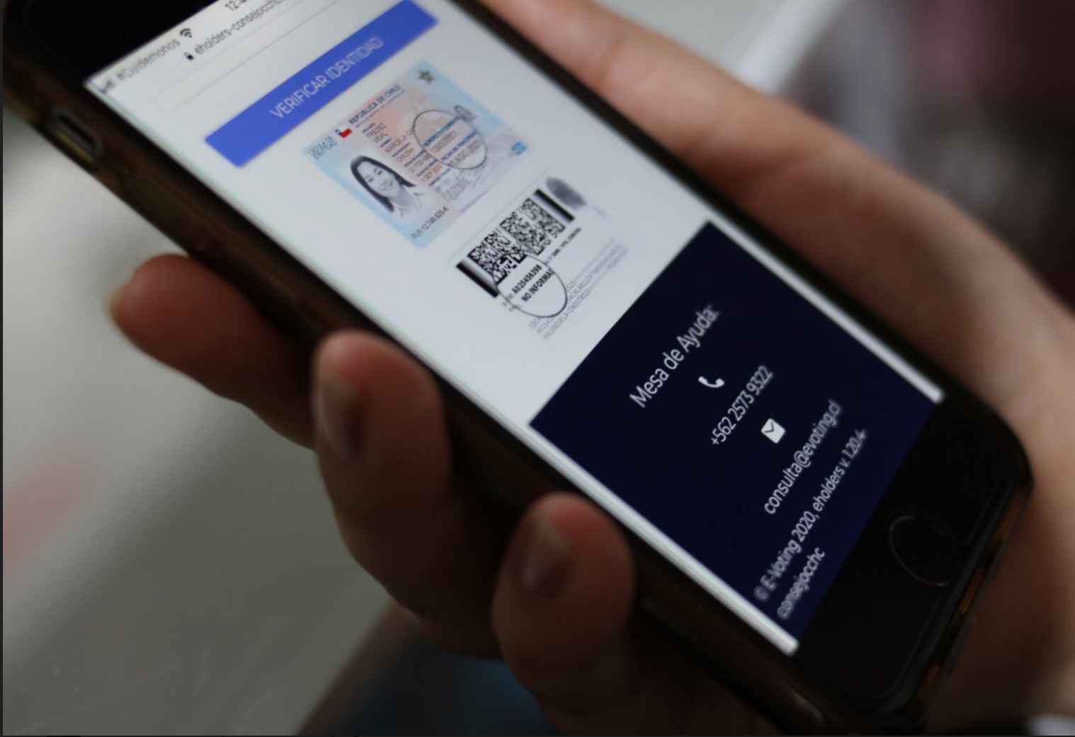 Teléfono celular mostrando la plataforma de votación electrónica de EVoting