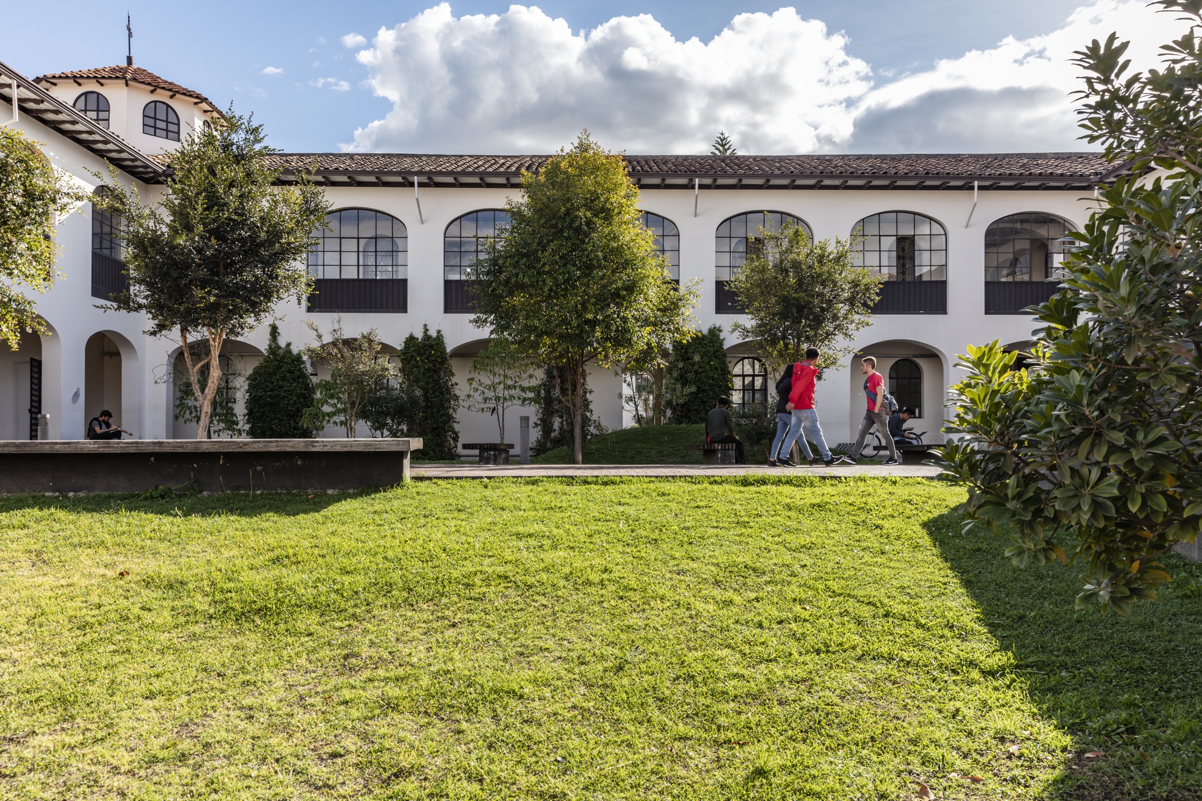 Fachada de la Universidad de Cuenca, Ecuador, con alumnos paseando
