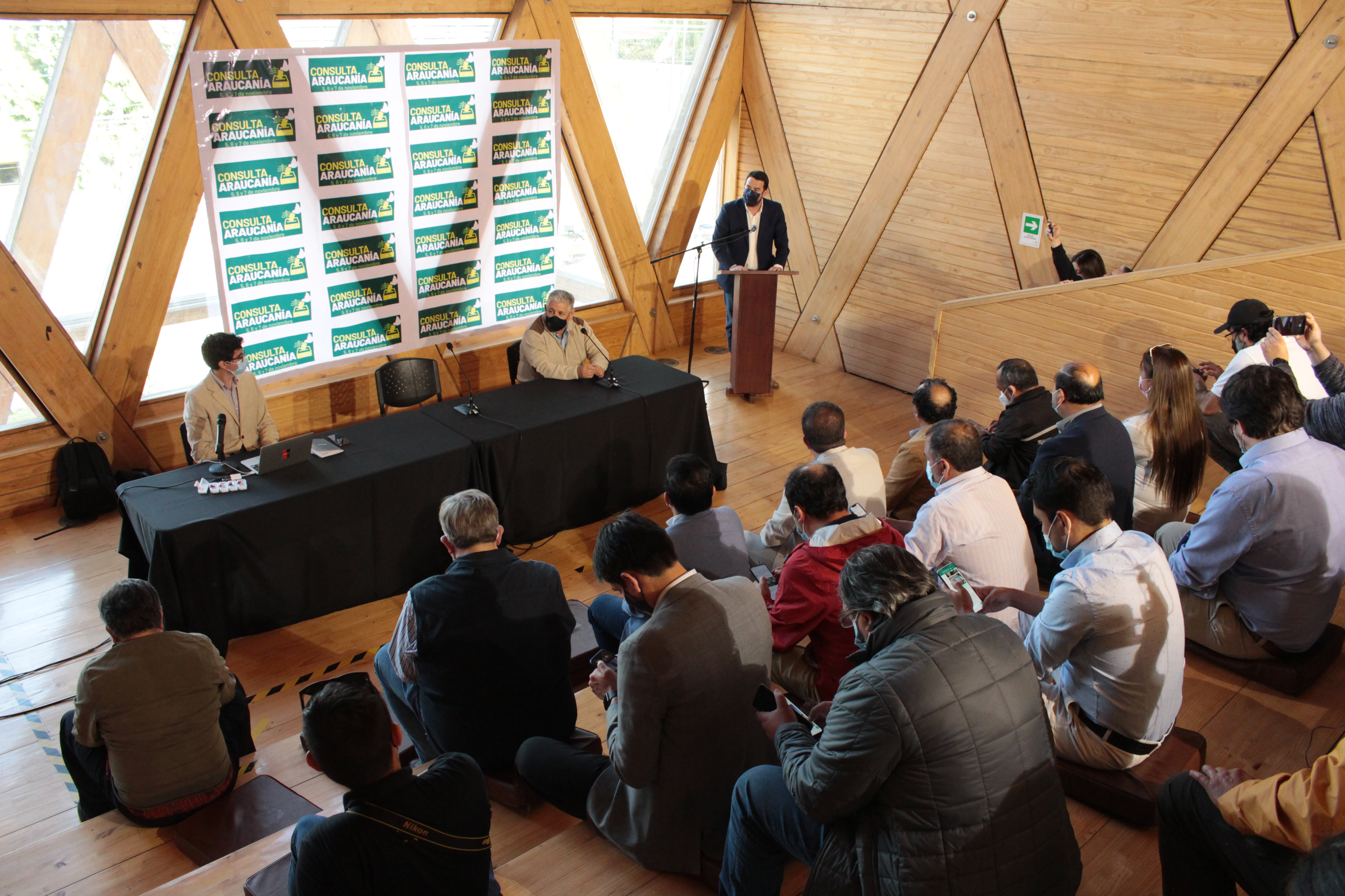 Felipe Lorca, Operations Manager of EVoting, together with Luciano Rivas, Governor of Araucanía, in Citizen Consultation of Araucanía