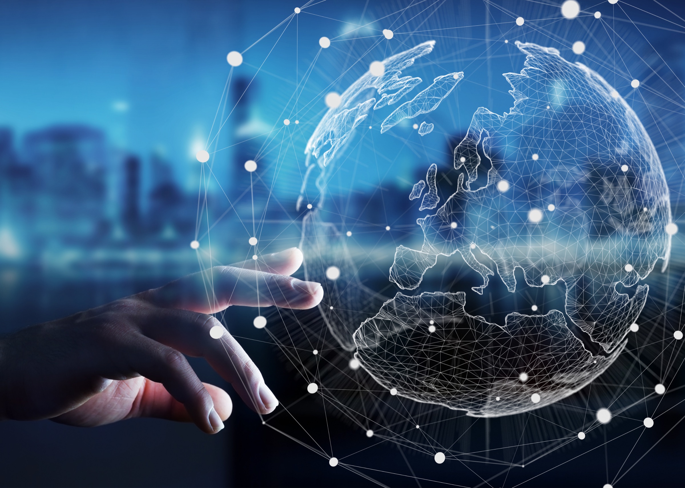 El planeta Tierra de forma digital, con una mano aproximándosele