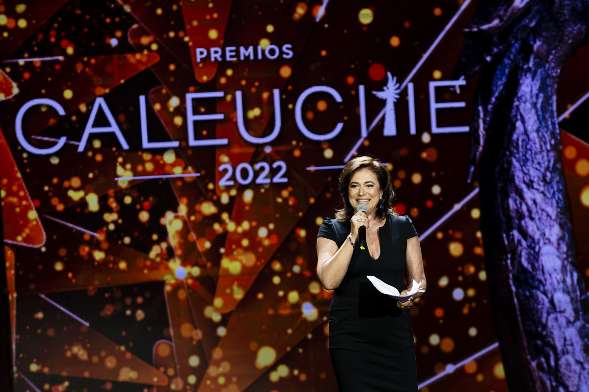 Esperanza Silva presentando los Premios Caleuche 2022
