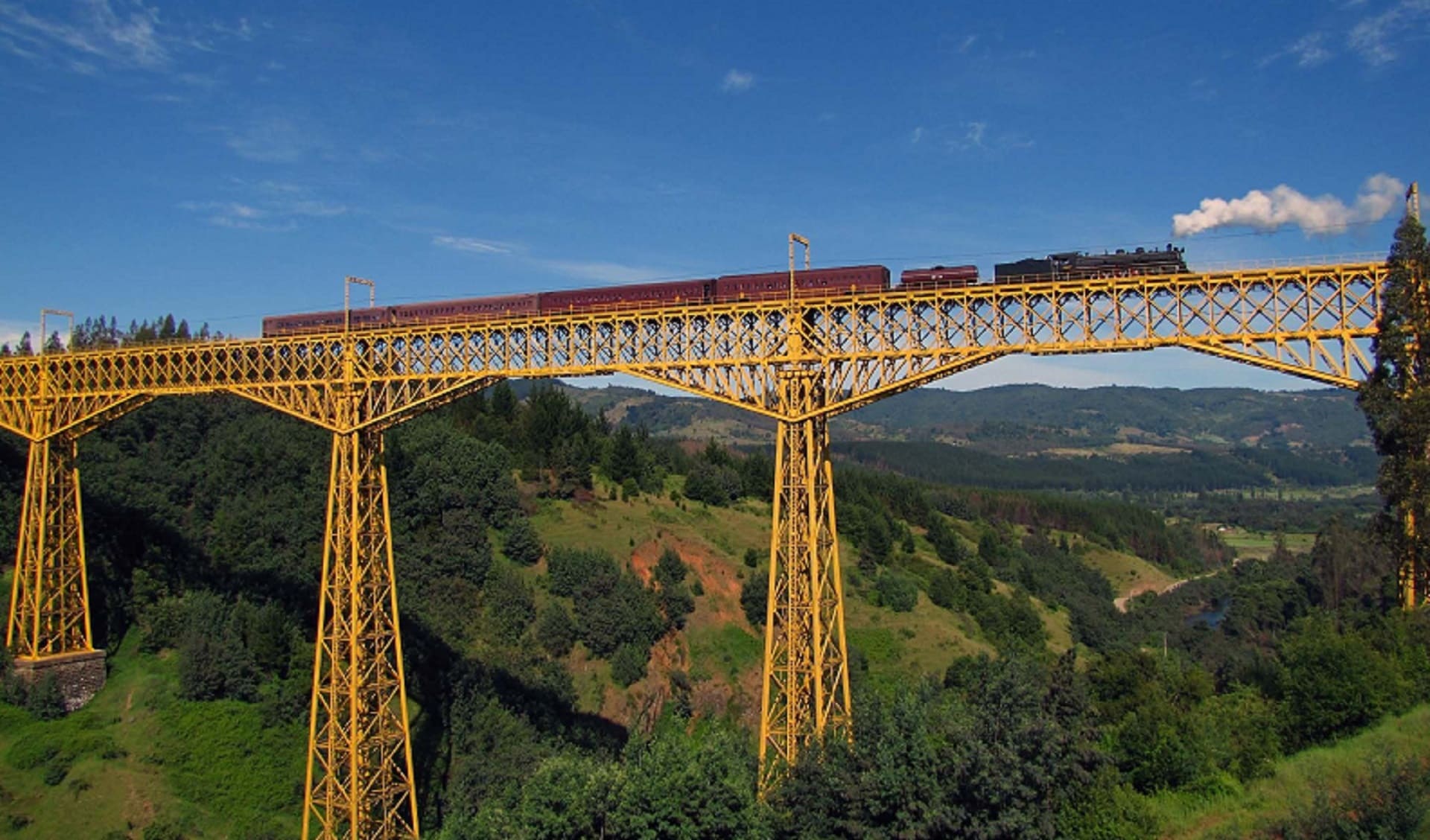 Tren rojo pasando por puente de Collipulli