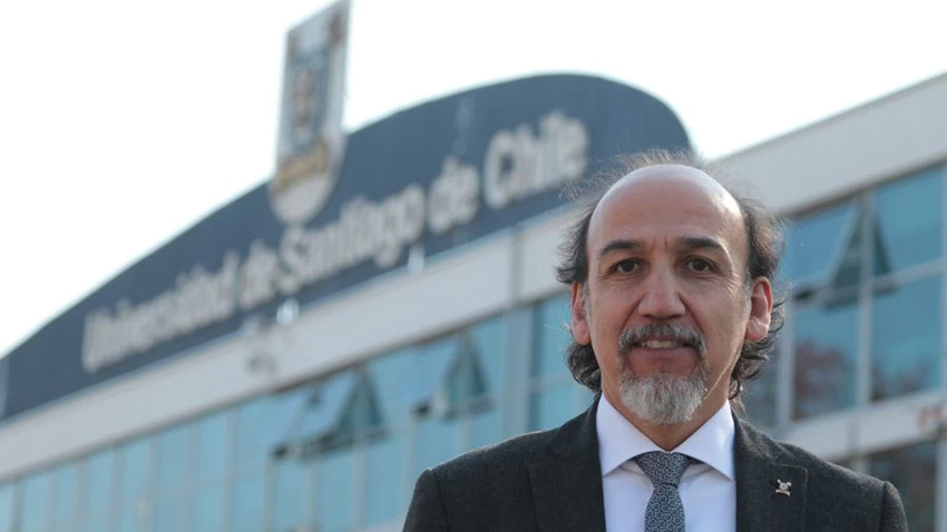 Rodrigo Vidal, el nuevo rector de la Usach, de pie frente al edificio de la universidad