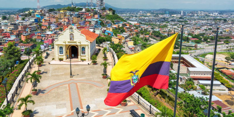 Bandera de Ecuador hondeando