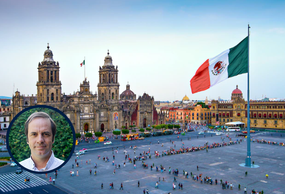 El Zócalo en México, con foto de Tomás Barros, Gerente General de EVoting, en la esquina