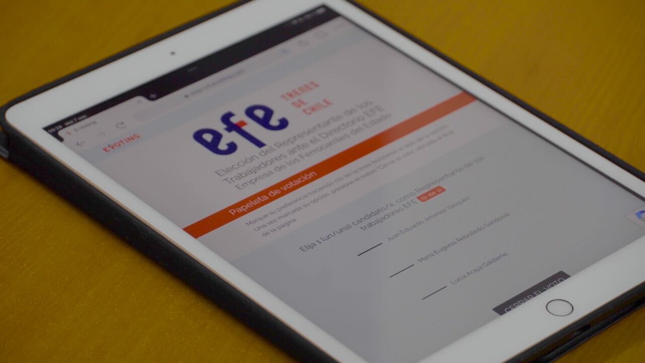 Tablet que muestra la plataforma de votación de EVoting durante proceso con Empresa de Ferrocarril del Estado (EFE)