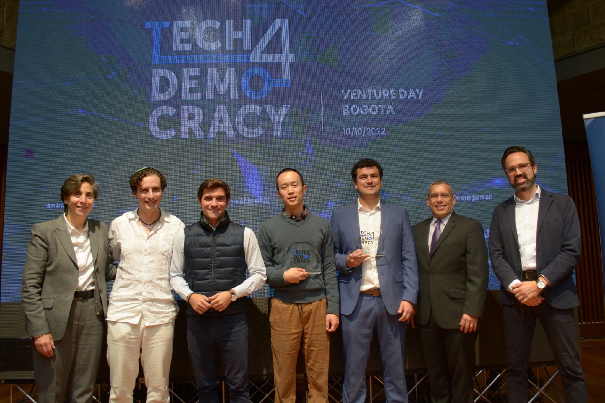 Mario Novoa, Director Ejecutivo de EVoting, junto a demás participantes en Tech4Democracy Venture Day Latinoamérica
