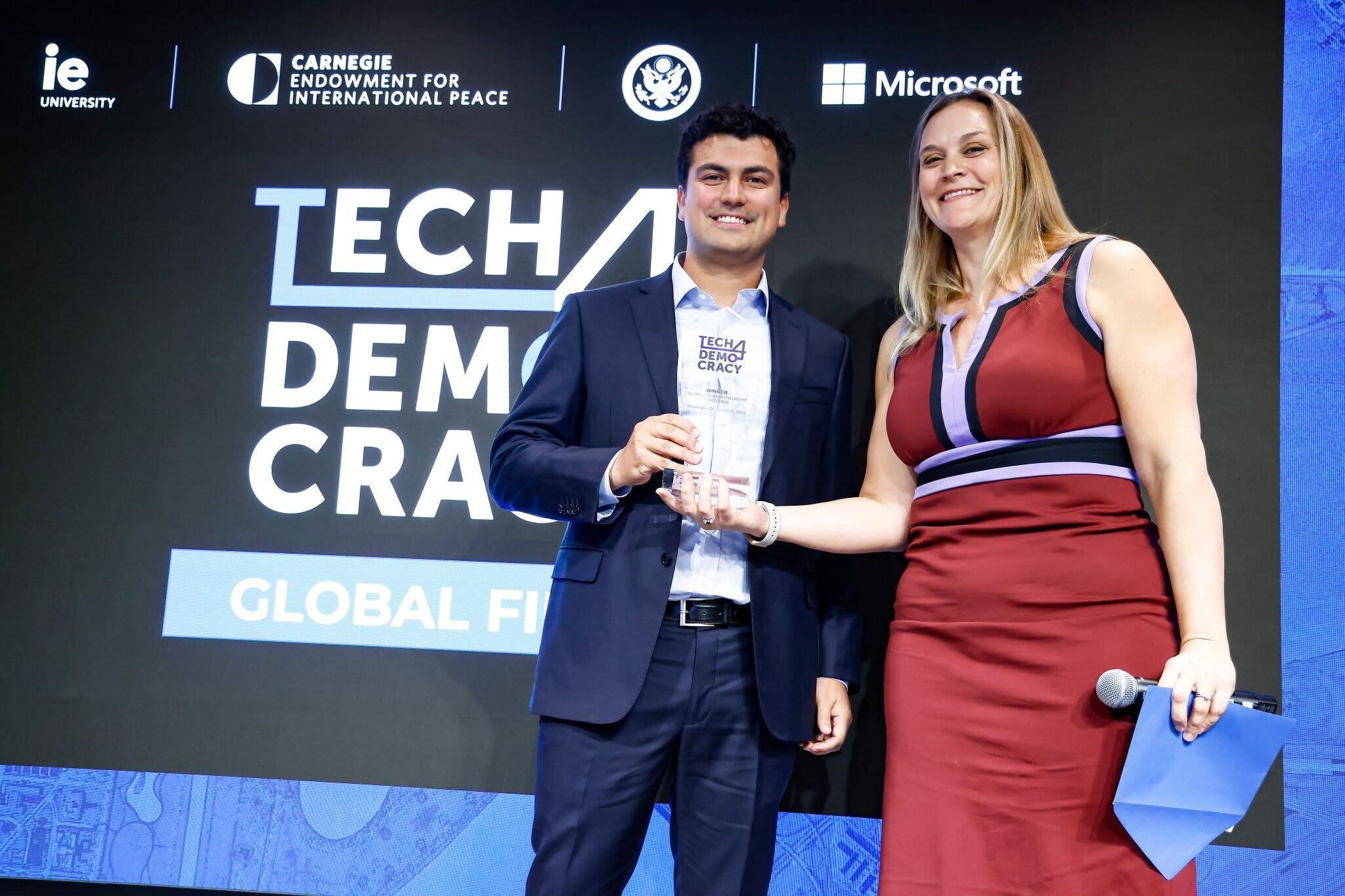 Mario Novoa, Director Ejecutivo de EVoting, recibiendo el premio de Tech4Democracy en Washington DC, junto a Ginny Badanes, Directora General de “Democracy Forward” de Microsoft