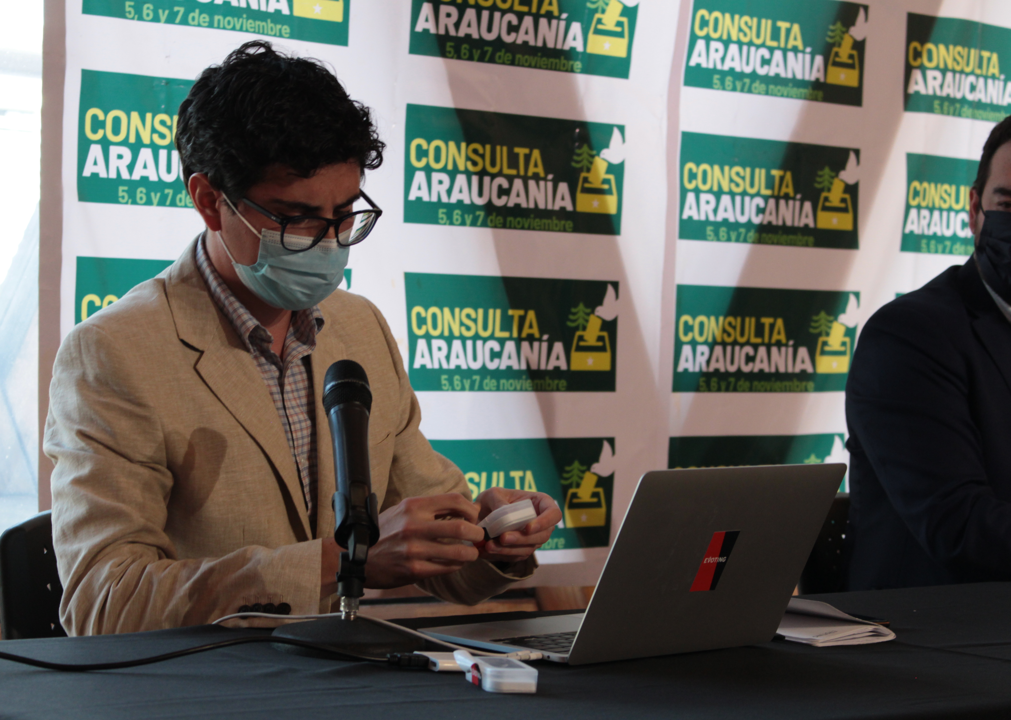 Felipe Lorca, Operations Manager of EVoting, in a vote counting ceremony at the Consultation in La Araucanía
