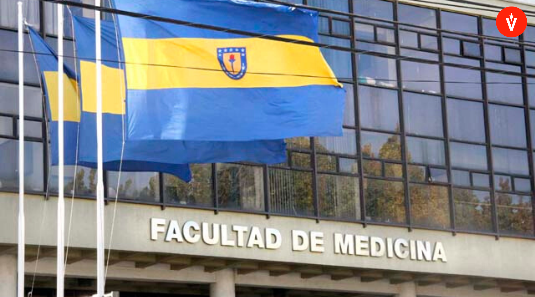 Fachada de la Facultad de Medicina de la Universidad de Concepción, con logo de EVoting en la esquina
