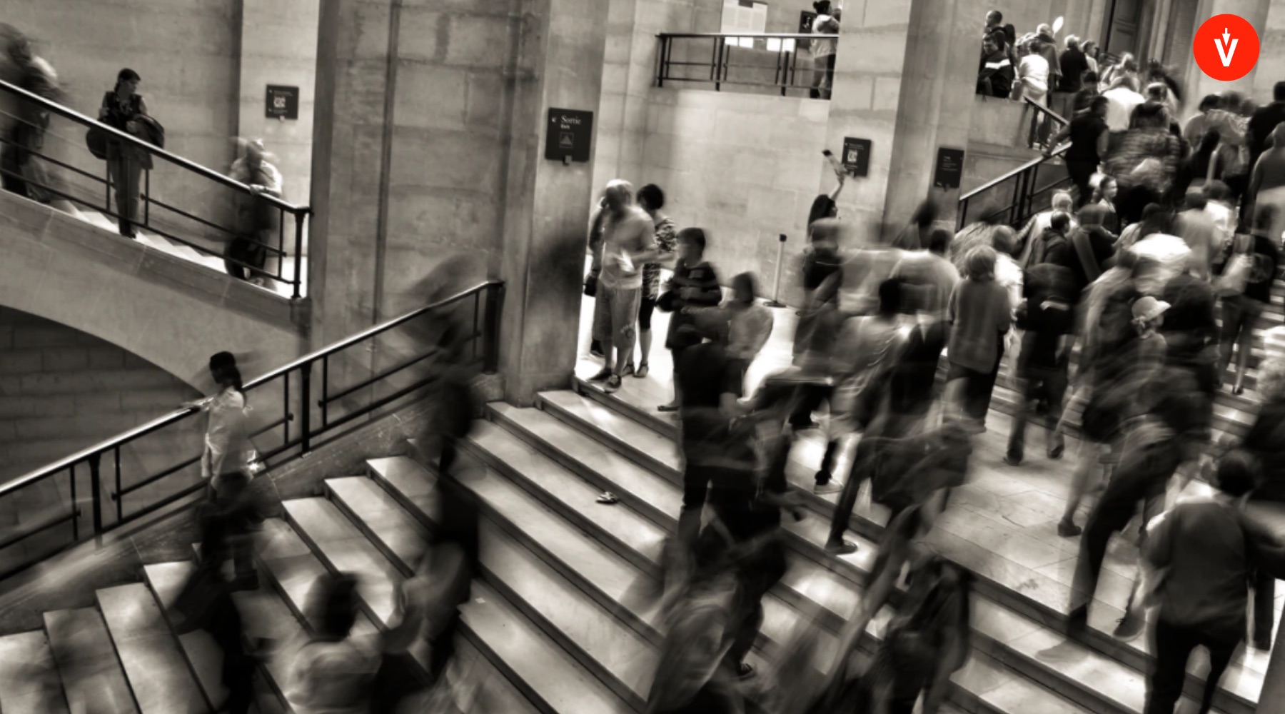 Personas bajando escaleras con logo de EVoting en la esquina