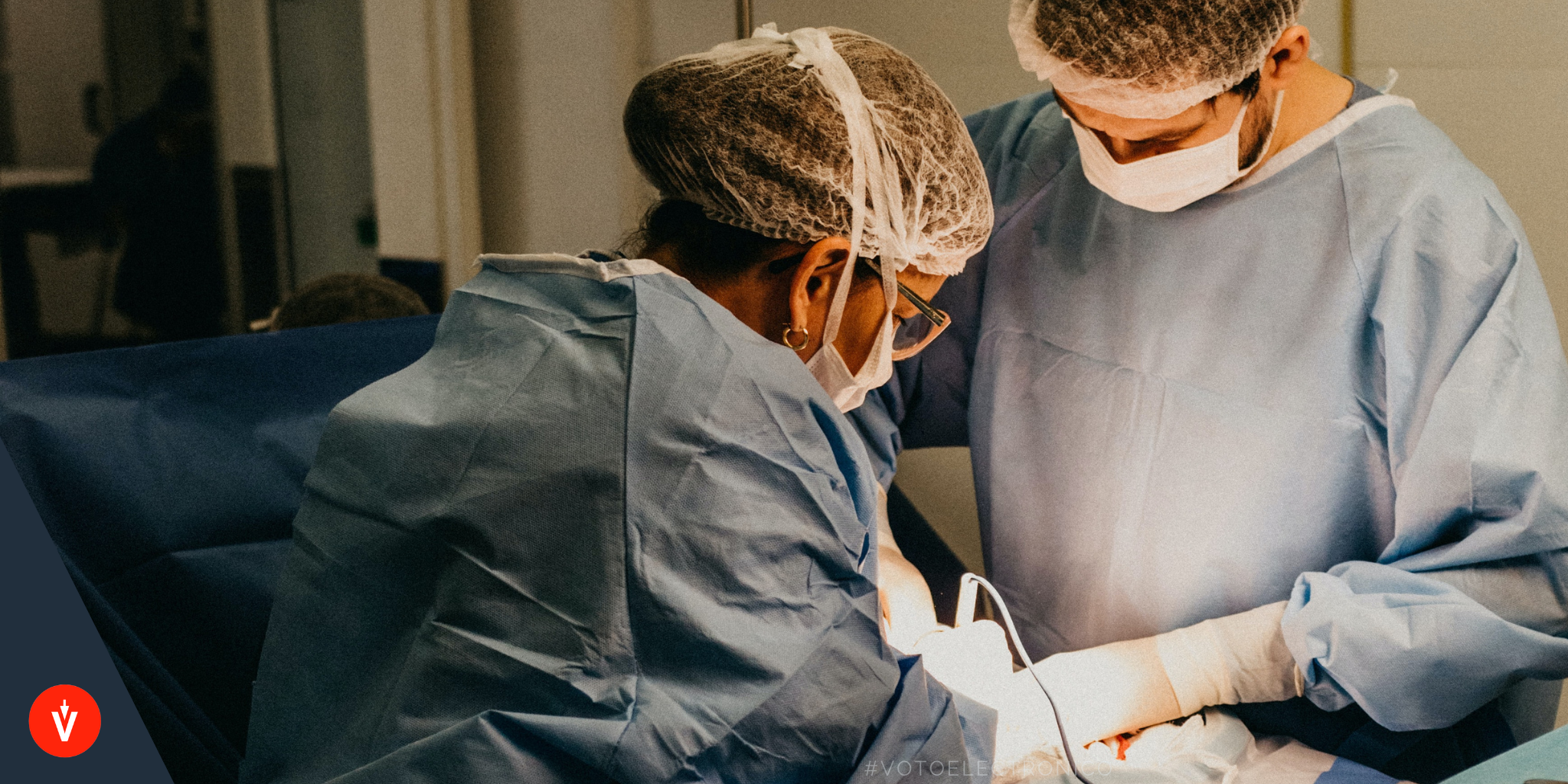 Médicos del Colegio Médico de Chile realizando un procedimiento