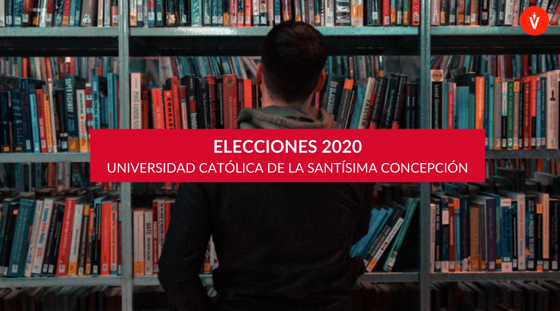 Alumno buscando libros en la biblioteca con un parche rojo que dice Elecciones 2020 UCSC