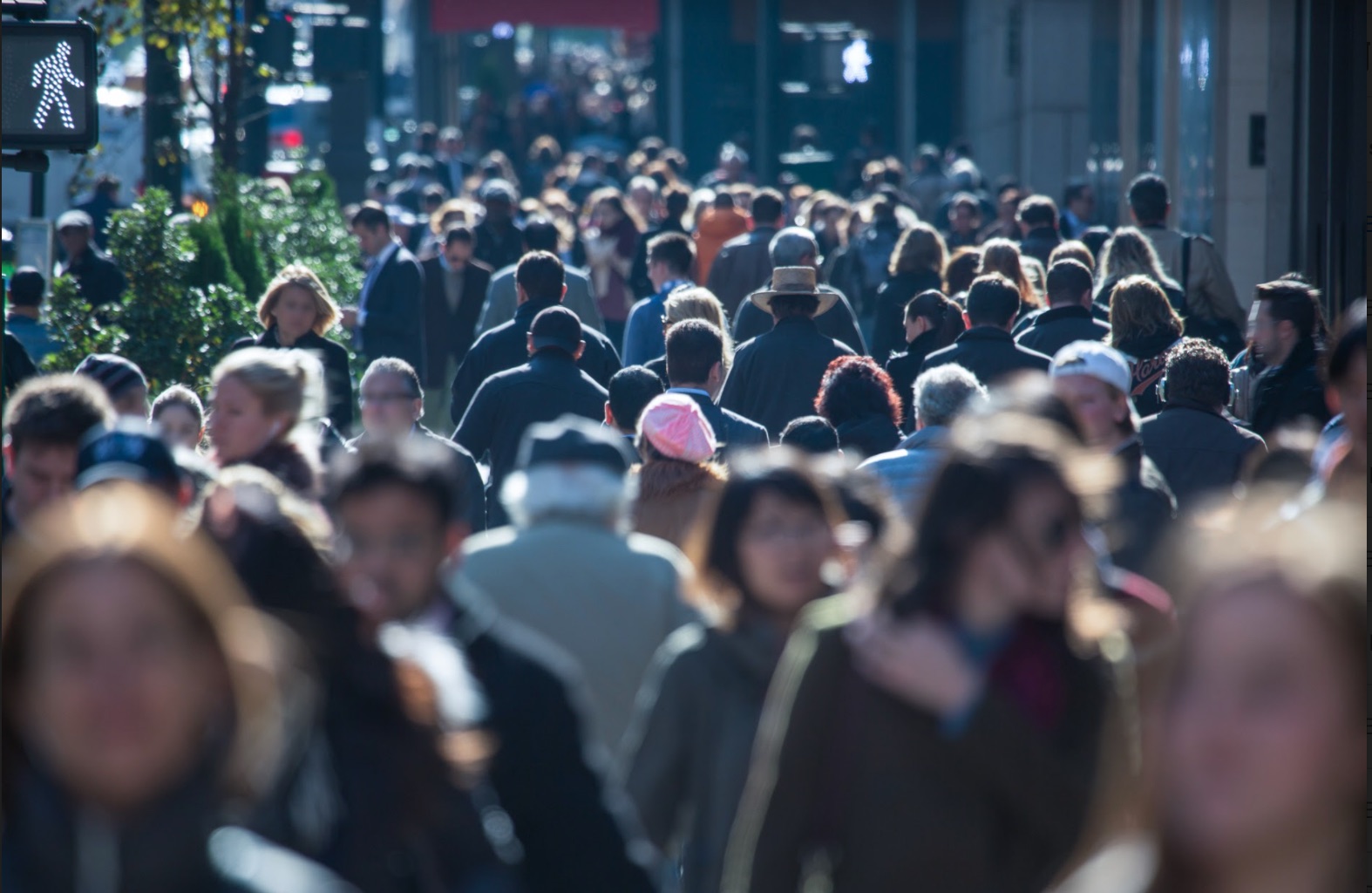 Personas caminando por una calle concurrida