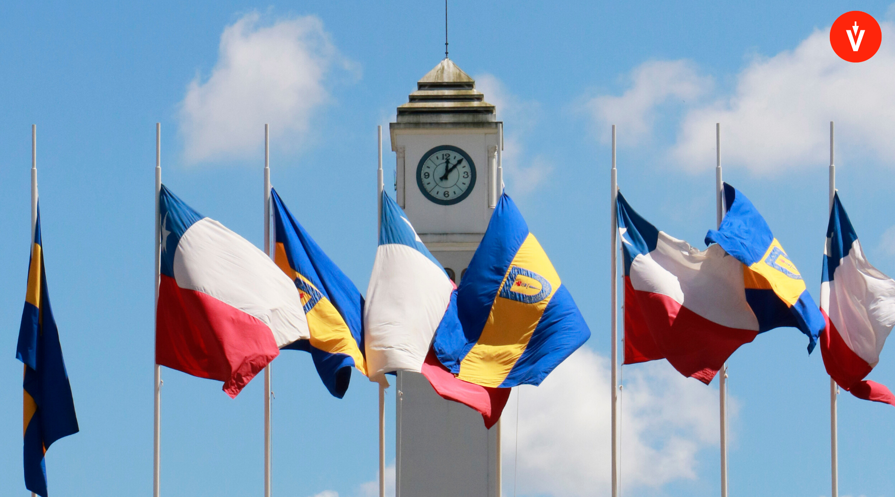 Torre del reloj y banderas de la Universidad de Concepción, Chile, con logo de EVoting en la esquina